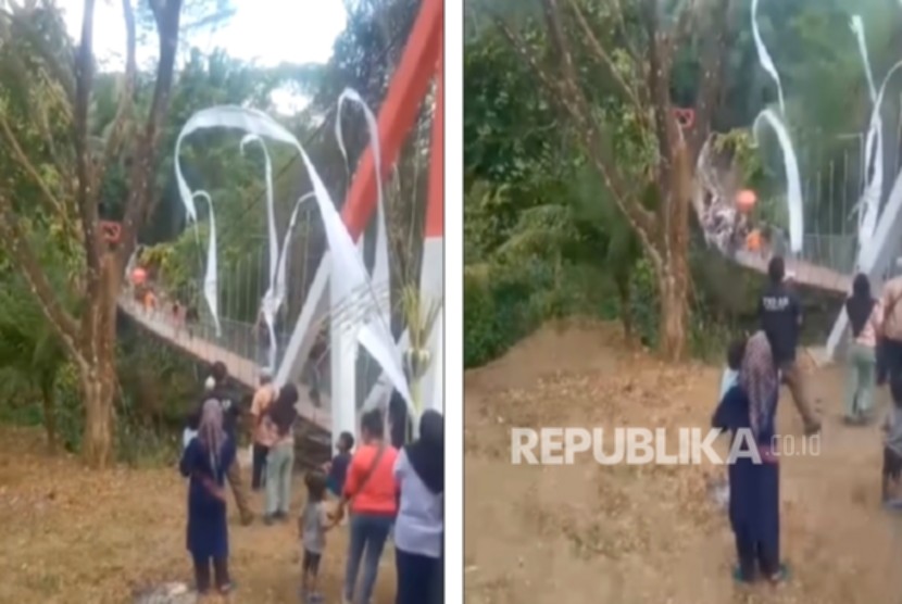 Jembatan Gantung Pongpet di Pangandaran yang mengalami kerusakan akibat kelebihan beban saat peresmian