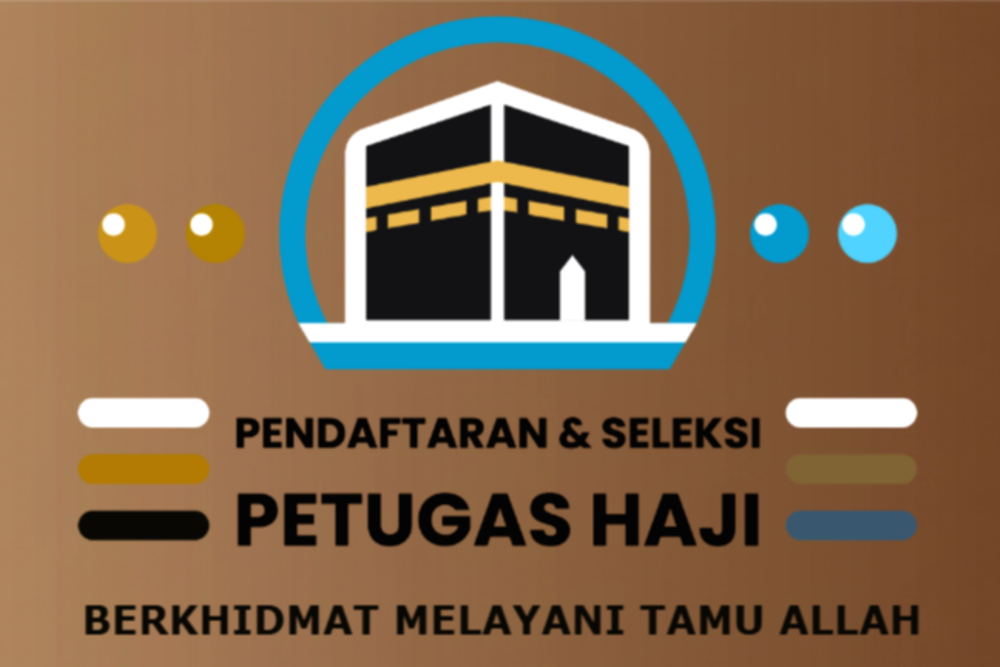 Petugas haji sedang melayani jemaah di area Masjidil Haram