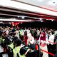 Para pelari Merdeka Run 2026 mengantre di stasiun MRT dengan menunjukkan nomor BIB untuk akses gratis.