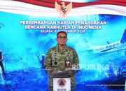 Tiga helikopter CH-47 Chinook milik Jepang di atas kapal perang JS Kunisaki untuk bantuan pemadaman karhutla.