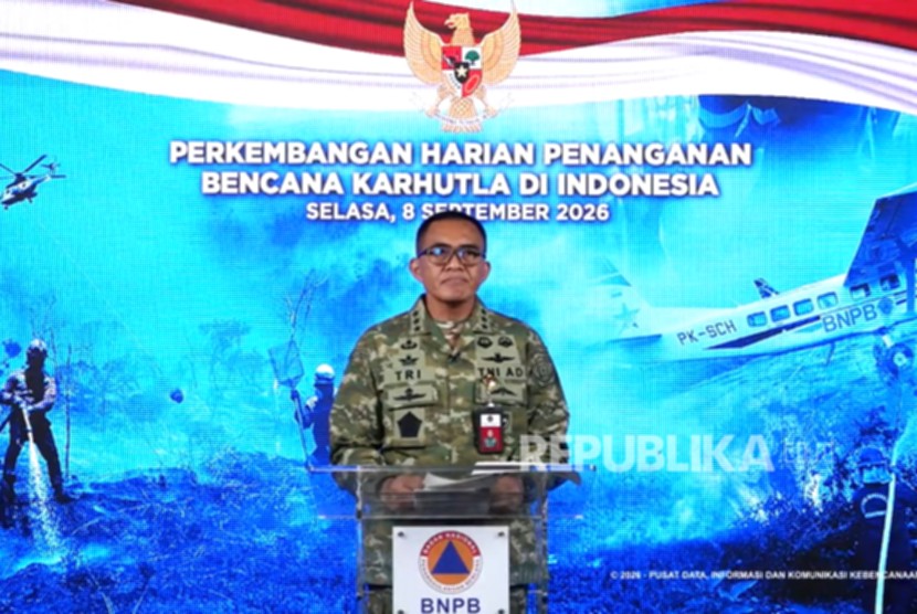 Tiga helikopter CH-47 Chinook milik Jepang di atas kapal perang JS Kunisaki untuk bantuan pemadaman karhutla.