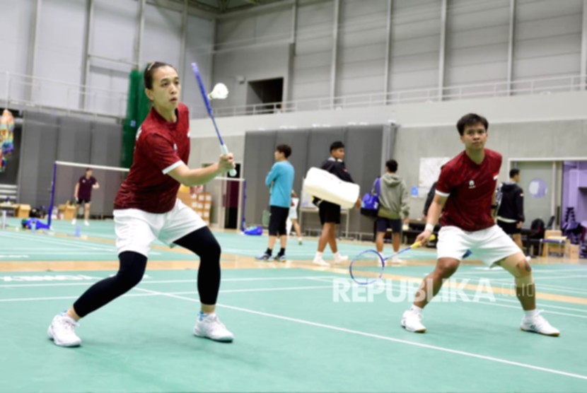 Atlet bulu tangkis Indonesia berlatih tanding melawan anggota NTT East Badminton Club di Jepang