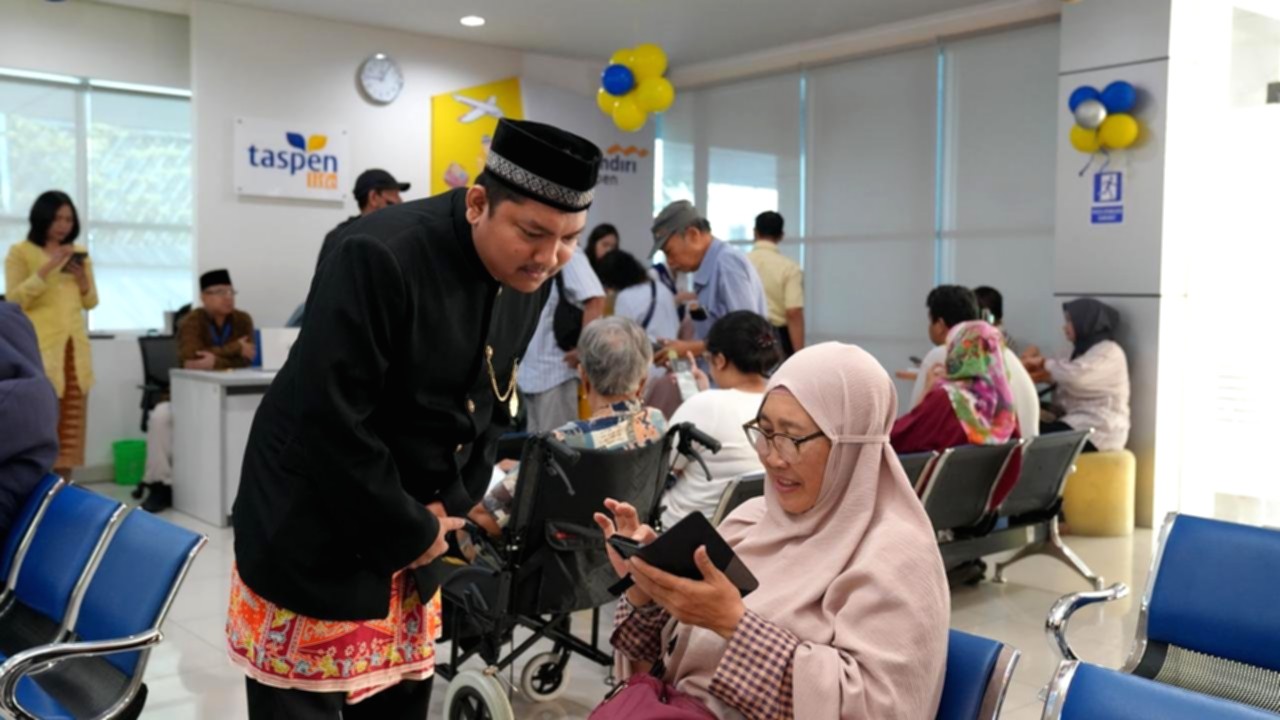 Jajaran Direksi PT TASPEN melakukan kunjungan langsung ke kediaman pensiunan dalam rangka Hari Pelanggan Nasional 2026.