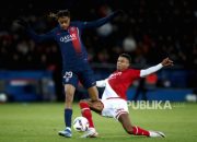 Bradley Barcola mengenakan seragam Liverpool setelah resmi pindah dari Paris Saint-Germain