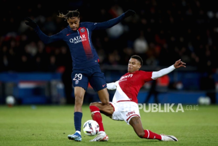 Bradley Barcola mengenakan seragam Liverpool setelah resmi pindah dari Paris Saint-Germain