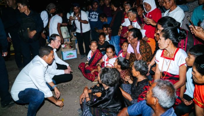 Jokowi Beri Bantuan Semen dan Tandon Air untuk Korban Gempa