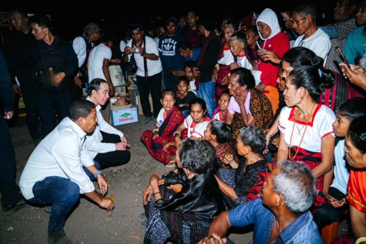 Presiden ke-7 RI Joko Widodo meninjau tenda pengungsian penyintas gempa bumi di Pulau Palue, Sikka.