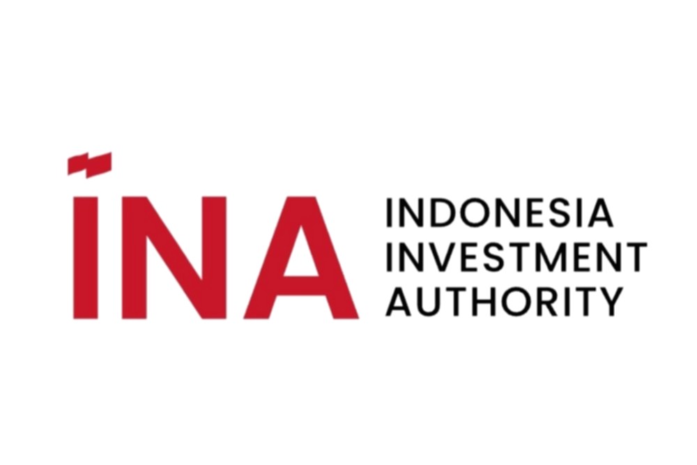 Logo Fitch Ratings di gedung perkantoran dengan latar belakang langit cerah