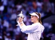 Elena Rybakina mengangkat trofi US Open 2026 setelah mengalahkan Aryna Sabalenka di final tunggal putri.