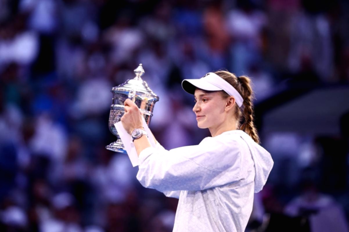 Elena Rybakina mengangkat trofi US Open 2026 setelah mengalahkan Aryna Sabalenka di final tunggal putri.