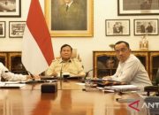 Presiden Prabowo Subianto memimpin rapat kabinet virtual membahas pengadaan drone dan armada untuk penanganan karhutla