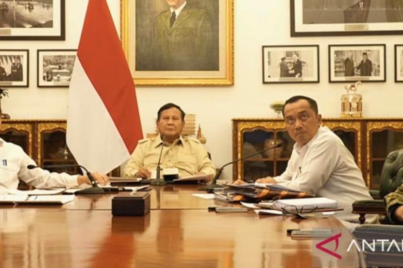 Presiden Prabowo Subianto memimpin rapat kabinet virtual membahas pengadaan drone dan armada untuk penanganan karhutla