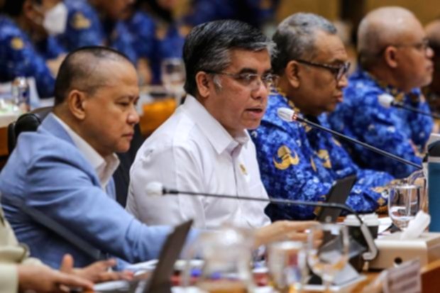 Menteri Ketenagakerjaan Yassierli memberikan keterangan terkait kebijakan upah minimum di Jakarta.