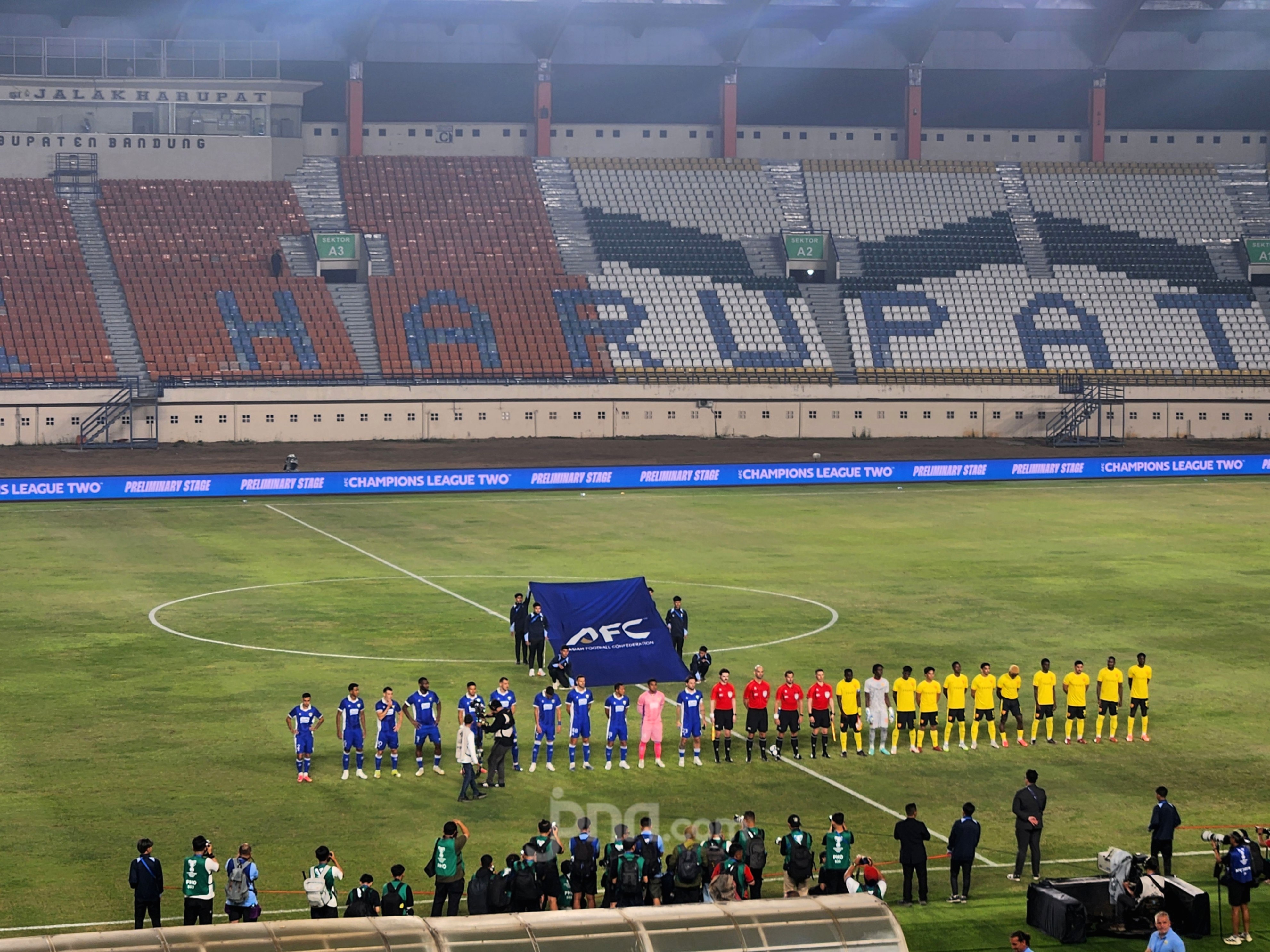 Stadion Si Jalak Harupat di Kabupaten Bandung yang ditutup sementara untuk pemeliharaan rumput.
