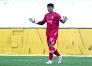 Penjaga gawang Arema FC Adi Satryo saat sesi latihan tim menjelang pertandingan Derby Jatim di Stadion Kanjuruhan.