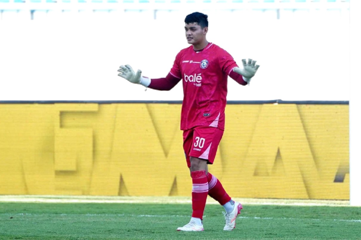 Penjaga gawang Arema FC Adi Satryo saat sesi latihan tim menjelang pertandingan Derby Jatim di Stadion Kanjuruhan.