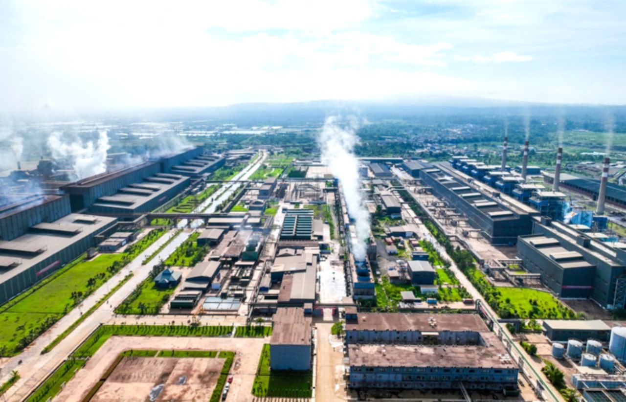Suasana operasional pabrik pengolahan nikel PT Virtue Dragon Nickel Industry di kawasan industri.