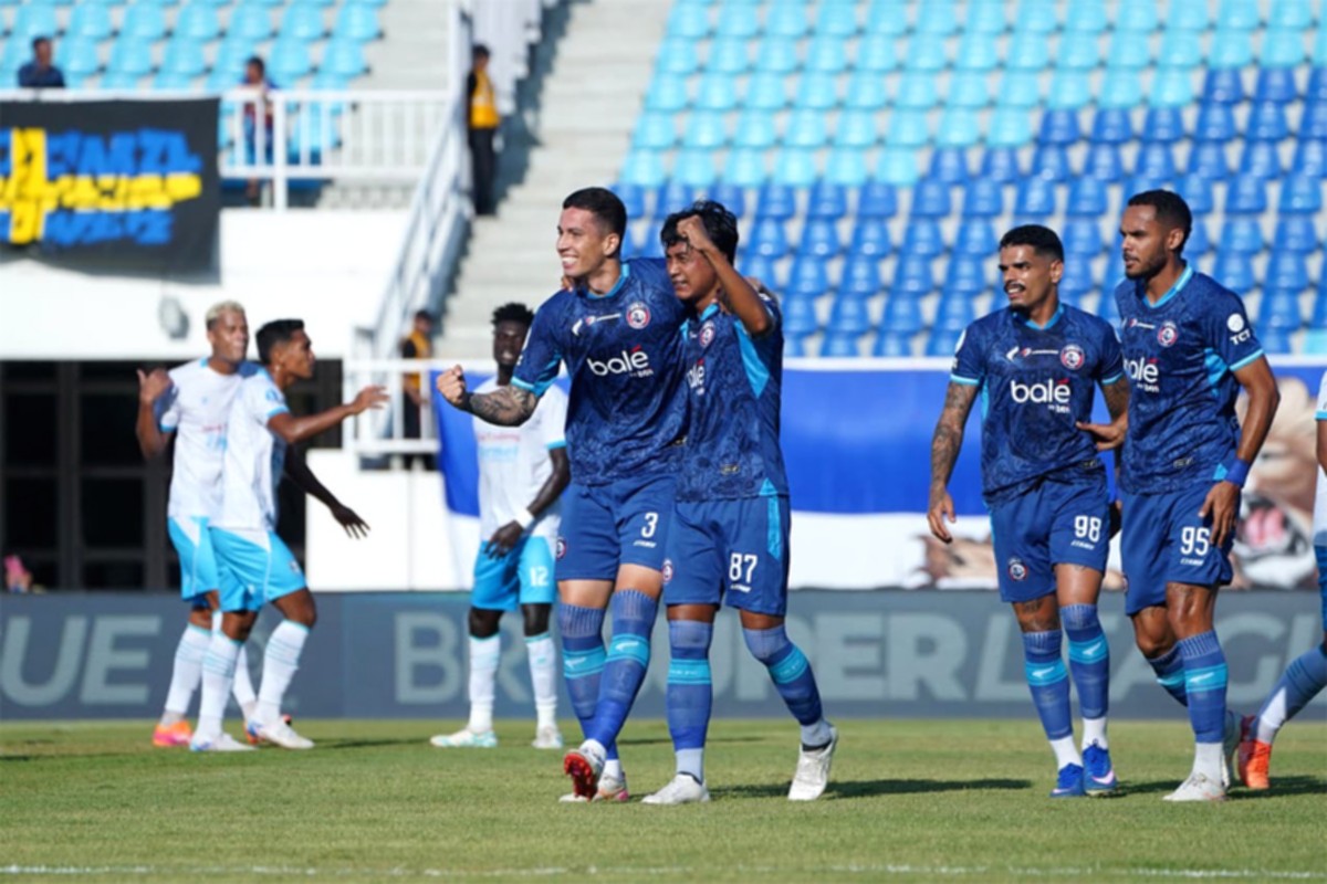Pemain Arema FC saat berlatih di lapangan hijau untuk persiapan laga tandang kontra PSM Makassar.