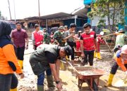 Kendaraan melintas di jalur utama Padang-Solok setelah akses jalan dibuka kembali pasca banjir bandang.