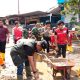 Kendaraan melintas di jalur utama Padang-Solok setelah akses jalan dibuka kembali pasca banjir bandang.