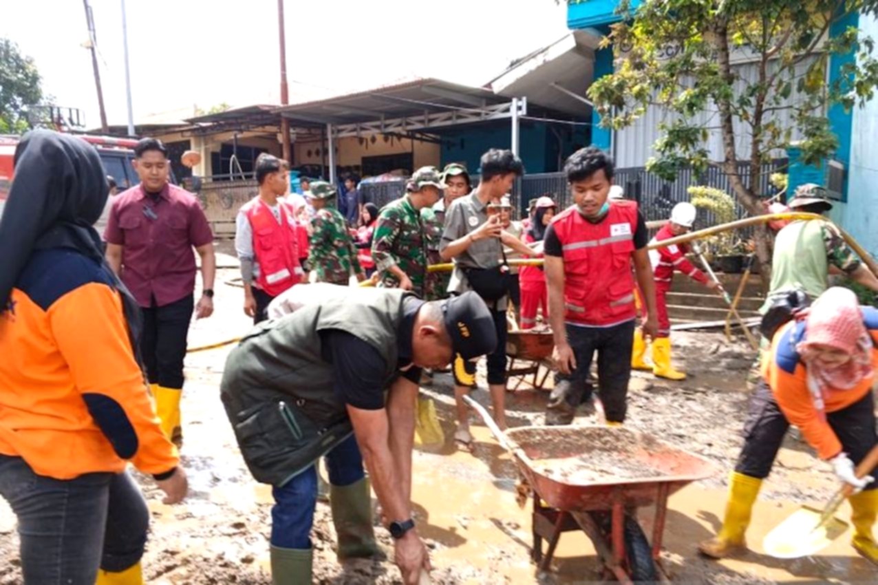 Kendaraan melintas di jalur utama Padang-Solok setelah akses jalan dibuka kembali pasca banjir bandang.