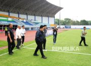 Ketua Umum PSSI Erick Thohir meninjau kesiapan lapangan latihan di Bandung untuk FIFA ASEAN Cup 2026.