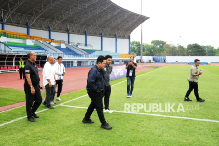 Ketua Umum PSSI Erick Thohir meninjau kesiapan lapangan latihan di Bandung untuk FIFA ASEAN Cup 2026.