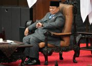 Presiden Prabowo Subianto memimpin rapat bersama akademisi di Istana Merdeka membahas pencegahan kebakaran lahan gambut.