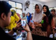 Ketua Dewan Ekonomi Nasional Luhut Binsar Pandjaitan saat memberikan keterangan terkait rencana penyaluran bansos tunai.