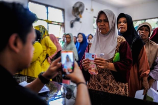 Ketua Dewan Ekonomi Nasional Luhut Binsar Pandjaitan saat memberikan keterangan terkait rencana penyaluran bansos tunai.