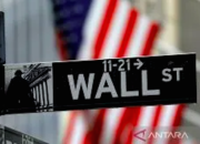 Papan layar elektronik yang menampilkan grafik kenaikan indeks saham di bursa Wall Street, New York.