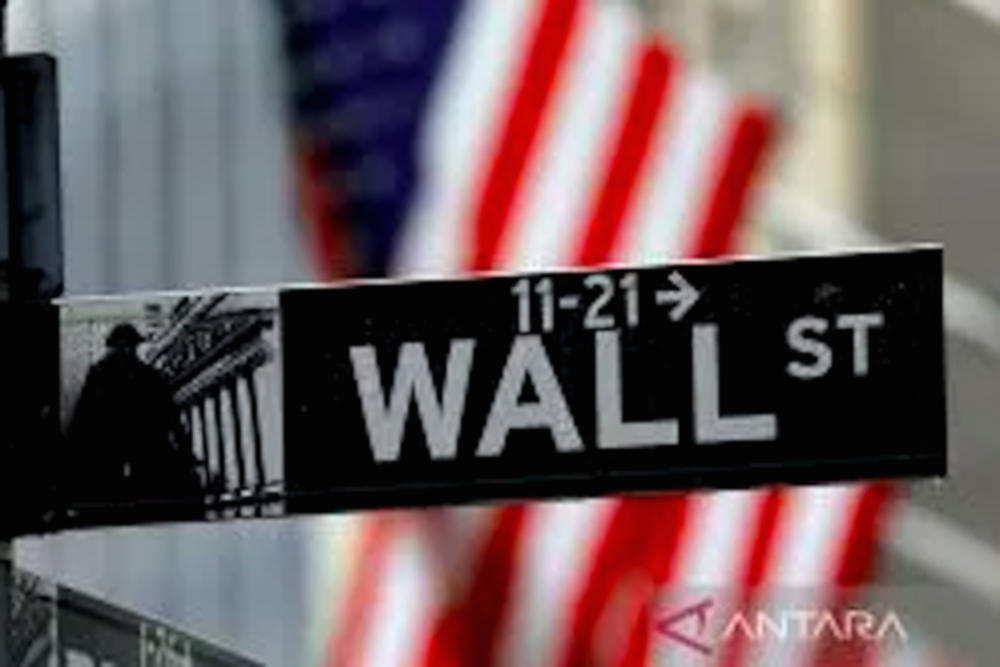 Papan layar elektronik yang menampilkan grafik kenaikan indeks saham di bursa Wall Street, New York.