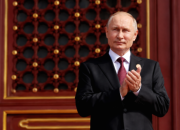 Presiden Rusia Vladimir Putin saat melakukan pembicaraan dengan utusan Amerika Serikat Steve Witkoff dan Jared Kushner