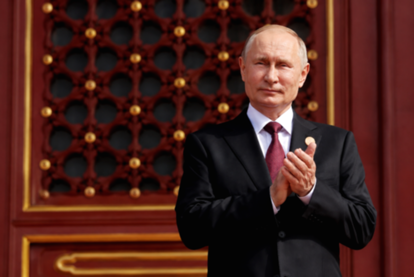 Presiden Rusia Vladimir Putin saat melakukan pembicaraan dengan utusan Amerika Serikat Steve Witkoff dan Jared Kushner