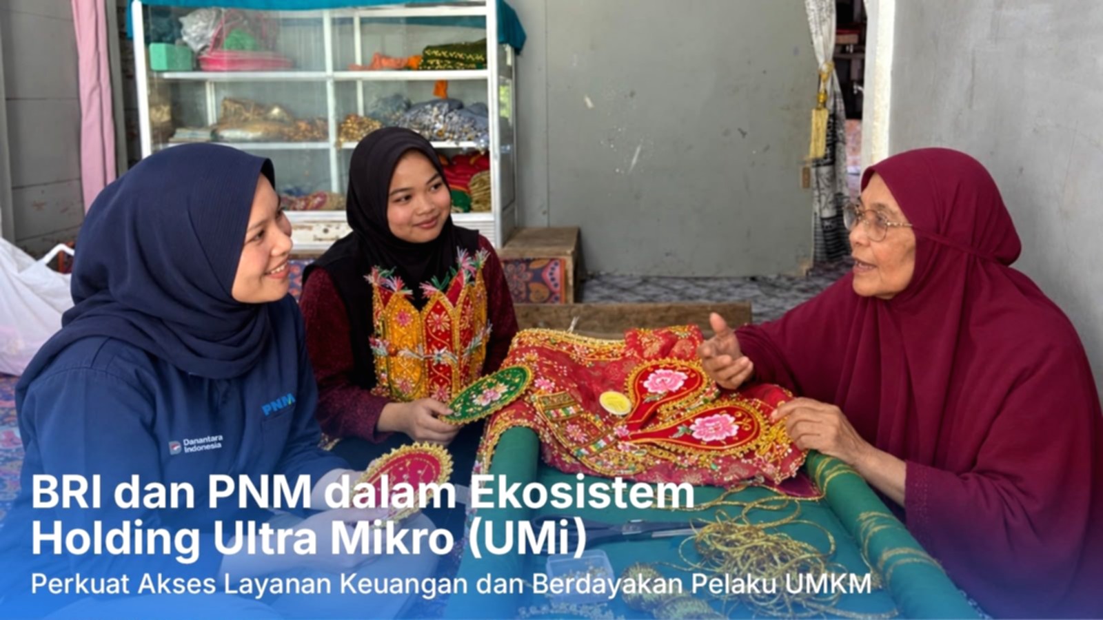 Asra, perajin sulam kasab asal Aceh, sedang menekuni kerajinan sulam manik-manik tradisional dengan penuh ketelitian.