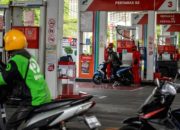 Suasana antrean kendaraan di SPBU Pertamina wilayah Sumatra Selatan