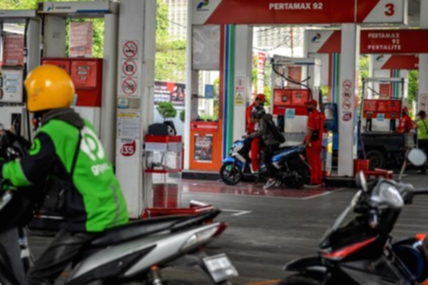 Suasana antrean kendaraan di SPBU Pertamina wilayah Sumatra Selatan