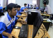 Wakil Menteri Perindustrian Faisol Riza saat berdiskusi dengan perwakilan asosiasi pengusaha terkait RUU Ketenagakerjaan.