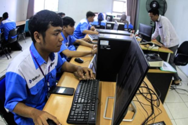 Wakil Menteri Perindustrian Faisol Riza saat berdiskusi dengan perwakilan asosiasi pengusaha terkait RUU Ketenagakerjaan.