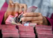 Grafik pergerakan nilai tukar rupiah terhadap dolar AS yang melemah di pasar keuangan
