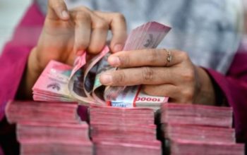 Rupiah Melemah Tipis Dipicu Gangguan Pasokan Minyak dan Sentimen The Fed