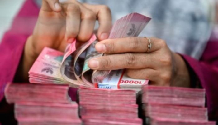Rupiah Melemah Tipis Dipicu Gangguan Pasokan Minyak dan Sentimen The Fed