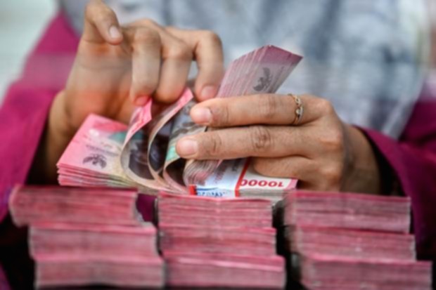 Grafik pergerakan nilai tukar rupiah terhadap dolar AS yang melemah di pasar keuangan