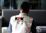 Penyidik KPK melakukan penggeledahan di rumah mertua kontraktor Adi Sumarta di Kota Bengkulu terkait kasus korupsi.