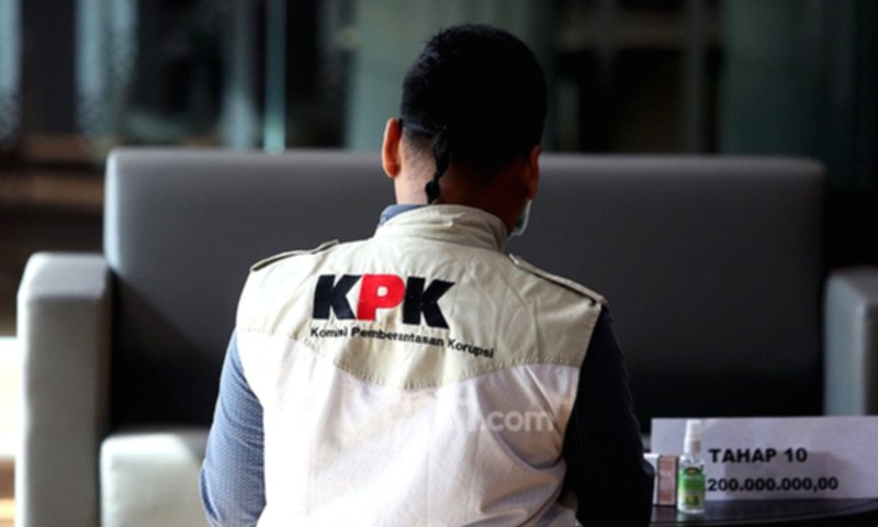 Penyidik KPK melakukan penggeledahan di rumah mertua kontraktor Adi Sumarta di Kota Bengkulu terkait kasus korupsi.
