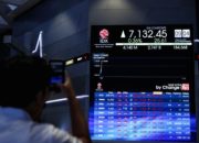 Layar monitor menampilkan grafik pergerakan Indeks Harga Saham Gabungan di bursa efek