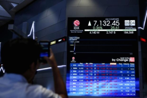 Layar monitor menampilkan grafik pergerakan Indeks Harga Saham Gabungan di bursa efek