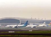 Pesawat komersial sedang bersiap di landasan pacu Bandara Soekarno-Hatta