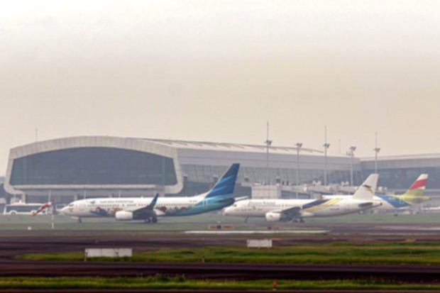 Pesawat komersial sedang bersiap di landasan pacu Bandara Soekarno-Hatta