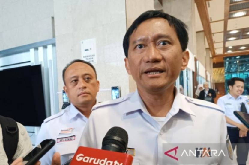 Direktur Utama PT KAI Bobby Rasyidin saat menghadiri rapat dengar pendapat bersama Komisi VI DPR RI di Jakarta.